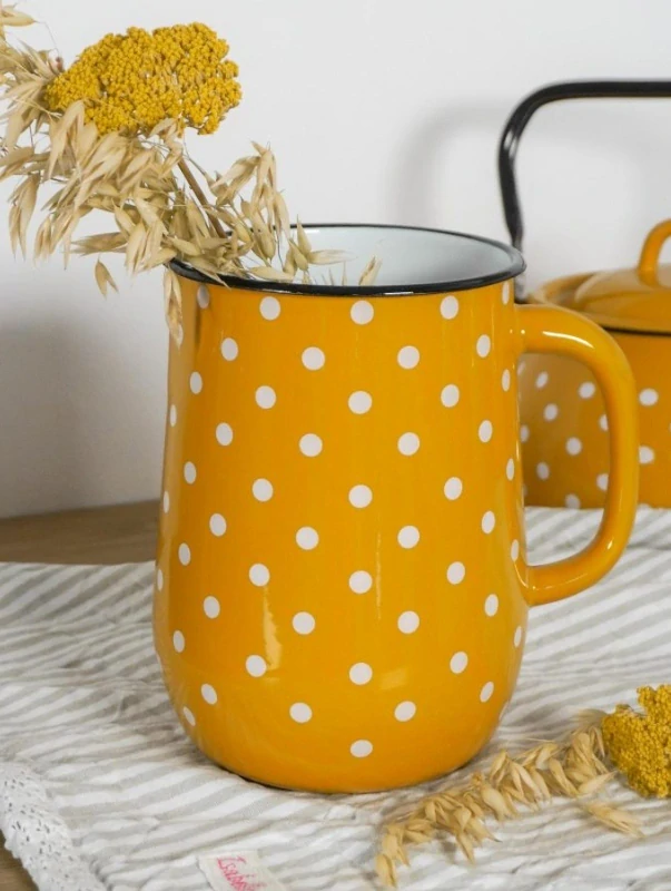 Smaltovaný džbán hořčicový s bílými puntíky 2,5 l