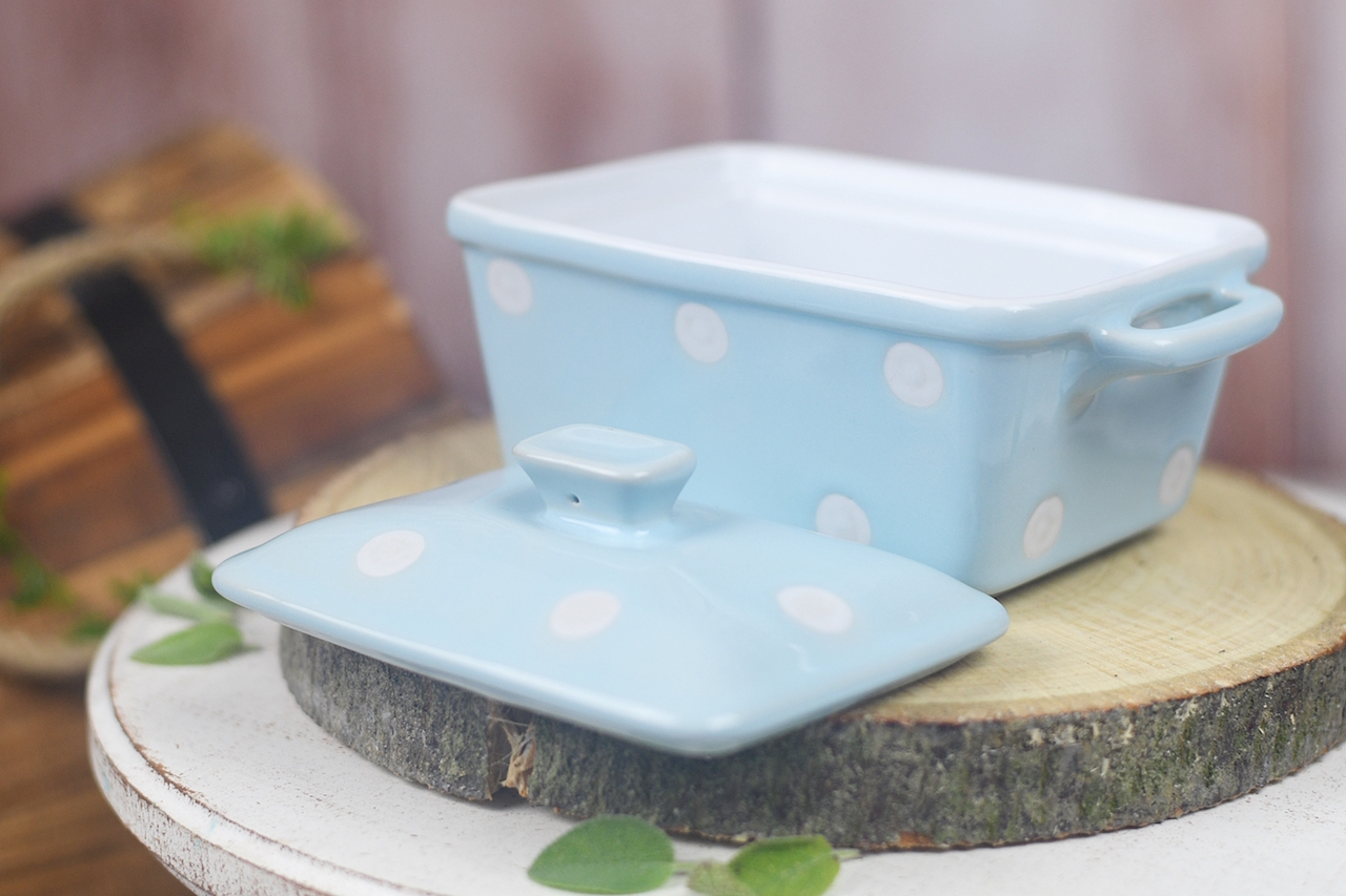 Keramická máslenka nebo zapékací miska s pokličkou a puntíky světle modrá