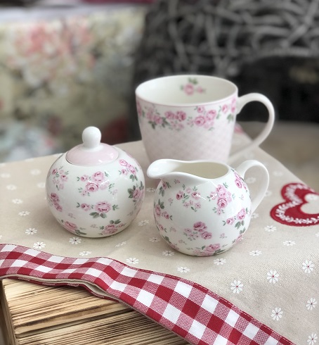 Porcelánový džbánek na mléko s drobnými květinami – 250 ml
