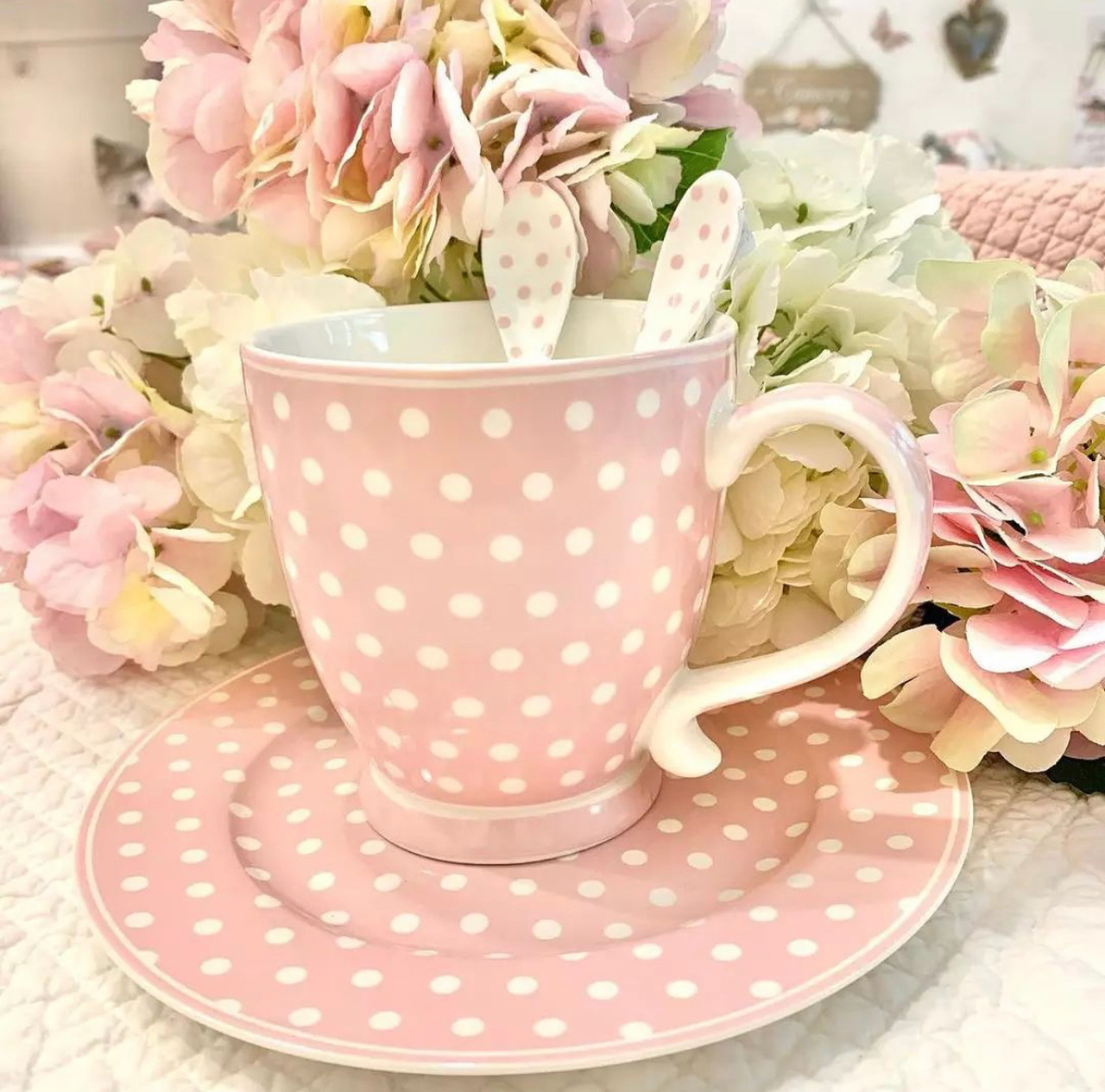 Porcelánový hrnek růžový s bílými puntíky 430 ml 