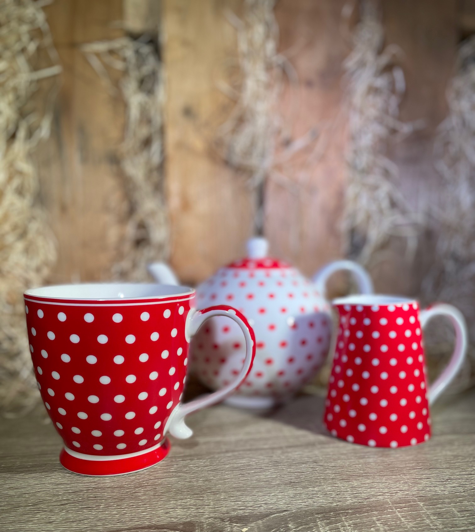 Porcelánový hrnek červený s bílými puntíky 430 ml