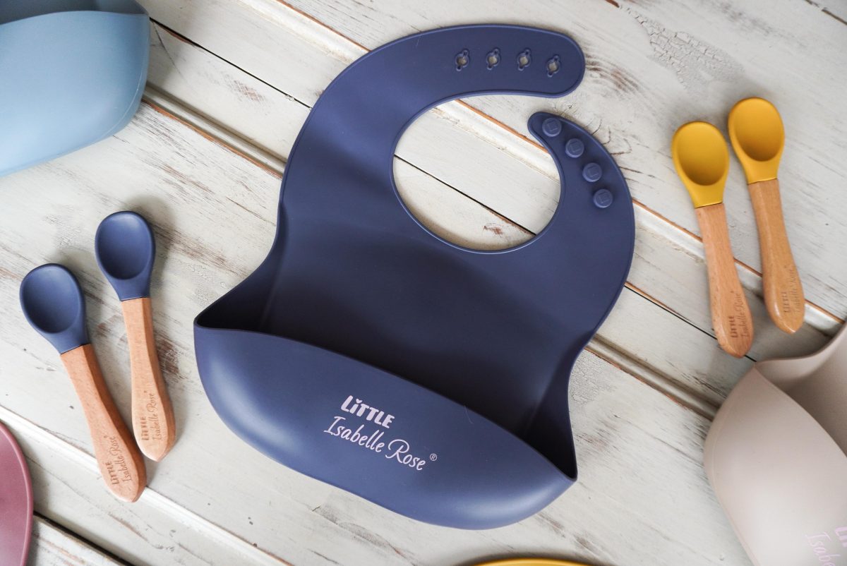 Dětský silikonový bryndák s kapsou tmavě modrý 