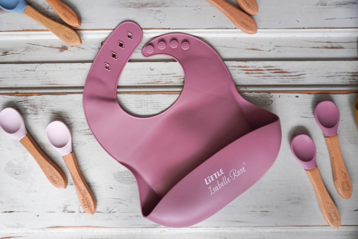 Dětský silikonový bryndák s kapsou tmavě růžový 