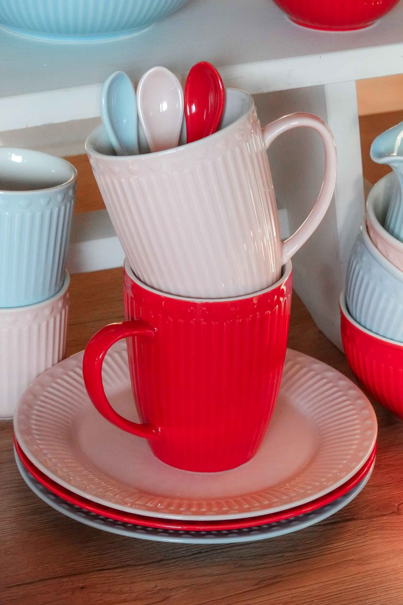 Porcelánový hrnek v pastelově červené barvě 325 ml