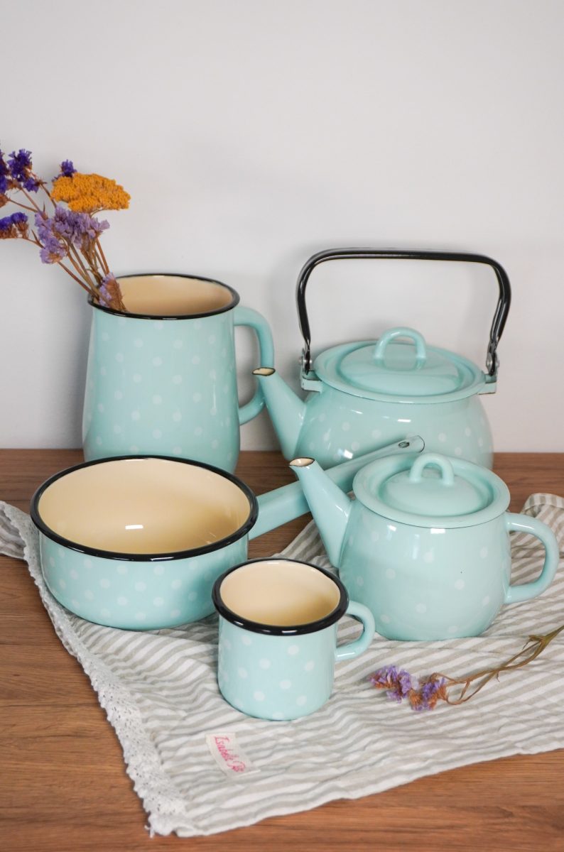 Smaltovaná pánev na omáčky s puntíky modrá 1 500 ml 