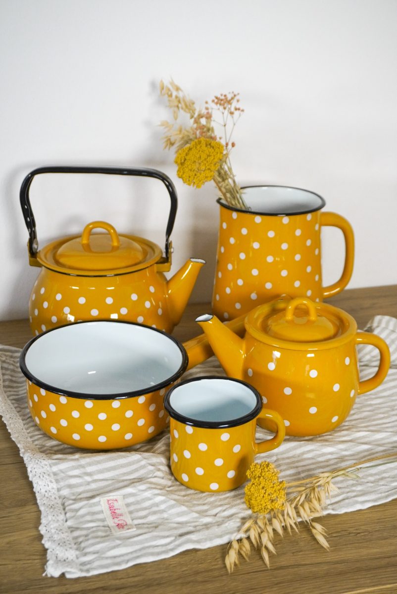 Smaltovaná pánev na omáčky s puntíky hořčicová 1500 ml