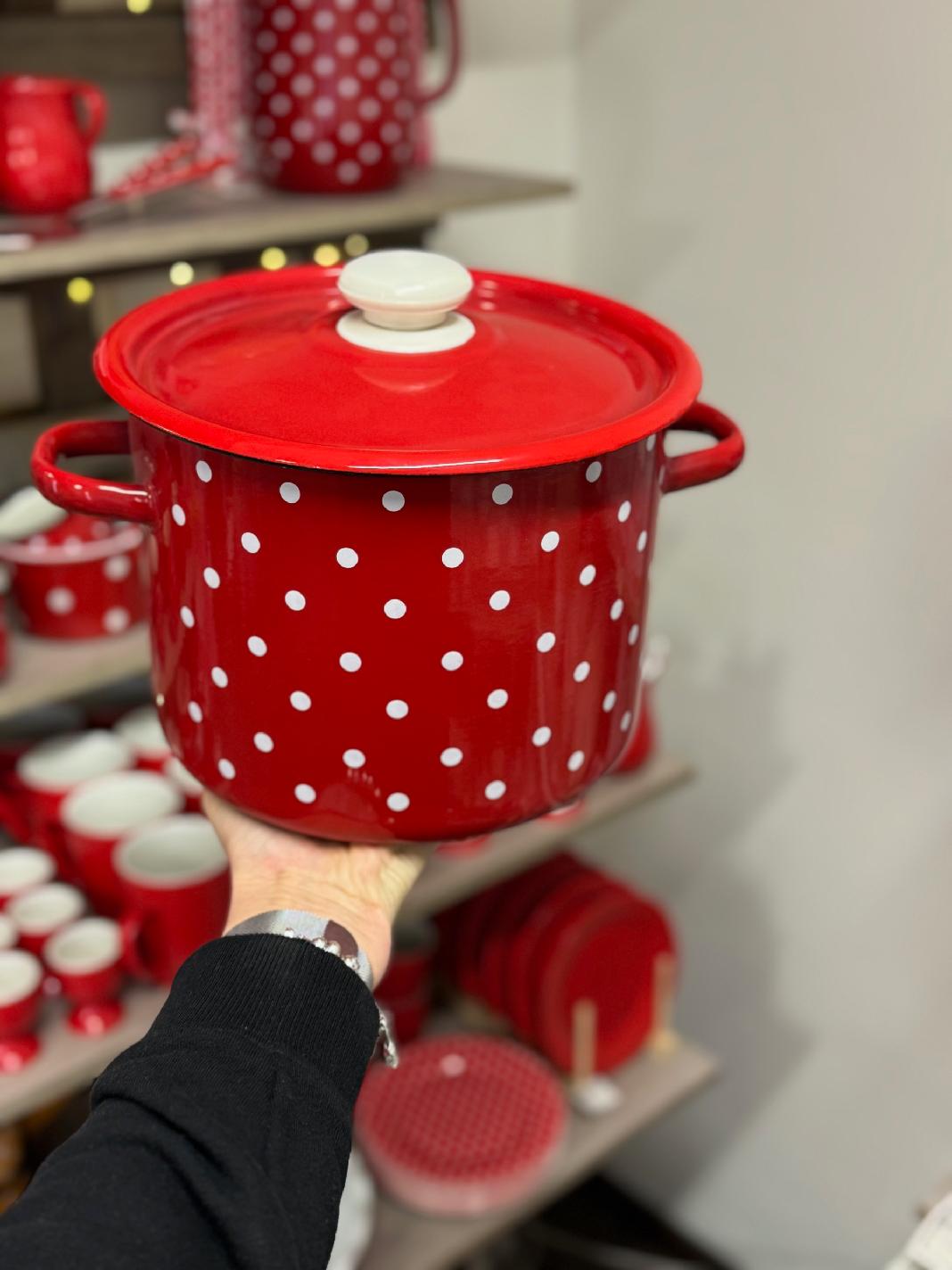 Smaltovaný červený hrnec s puntíky 5,5 l – retro šarm pro vaši kuchyni