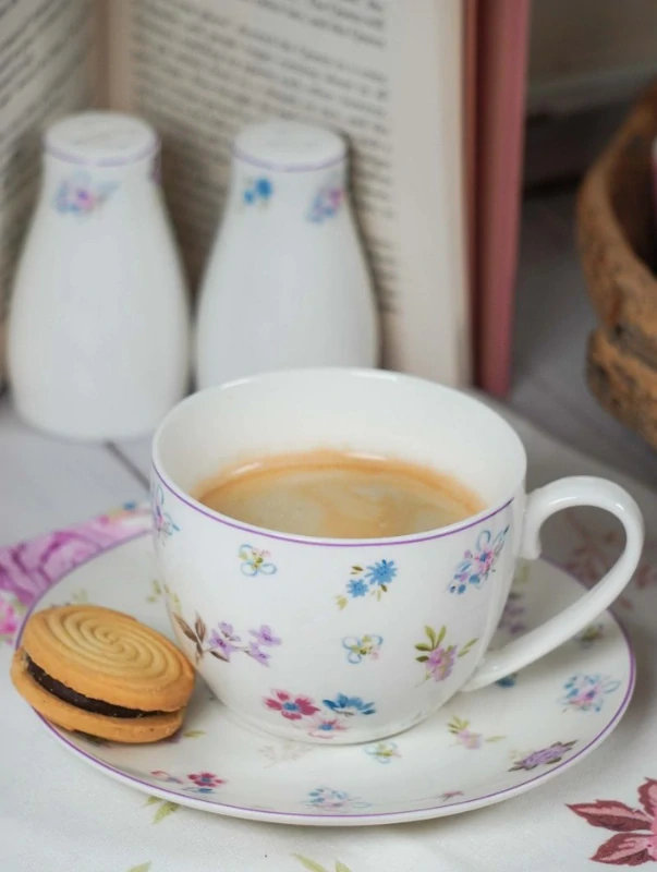 Porcelánový šálek s podšálkem Flora 220 ml – jemný květinový set pro stylové chvíle