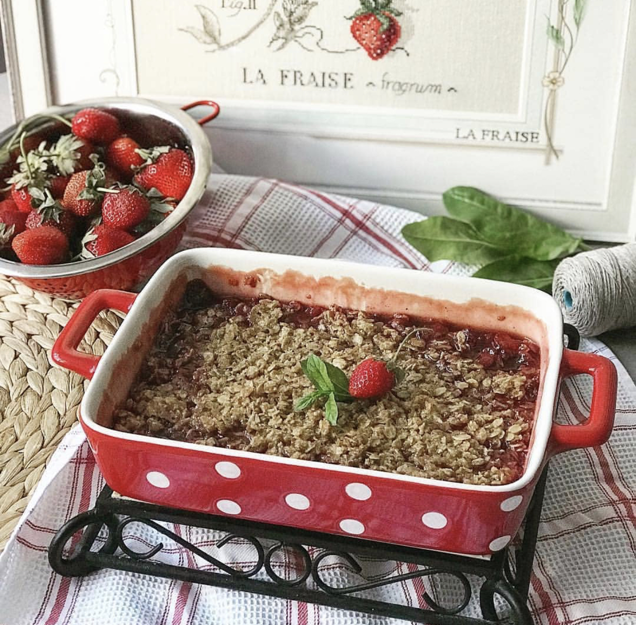 Keramická zapékací mísa červená s puntíky 29 cm 