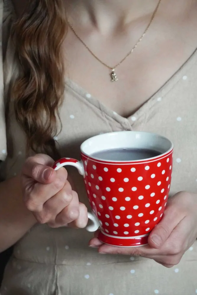 Porcelánový hrnek červený s bílými puntíky 430 ml