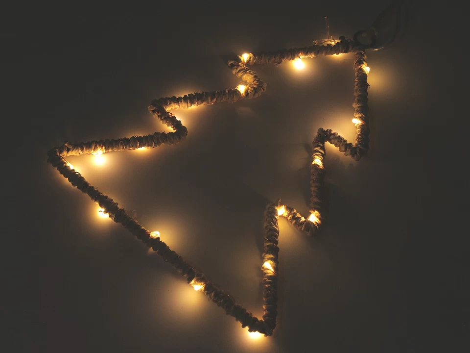 Dekorační vánoční stromeček svítící LED k zavěšení 17 x 21 cm