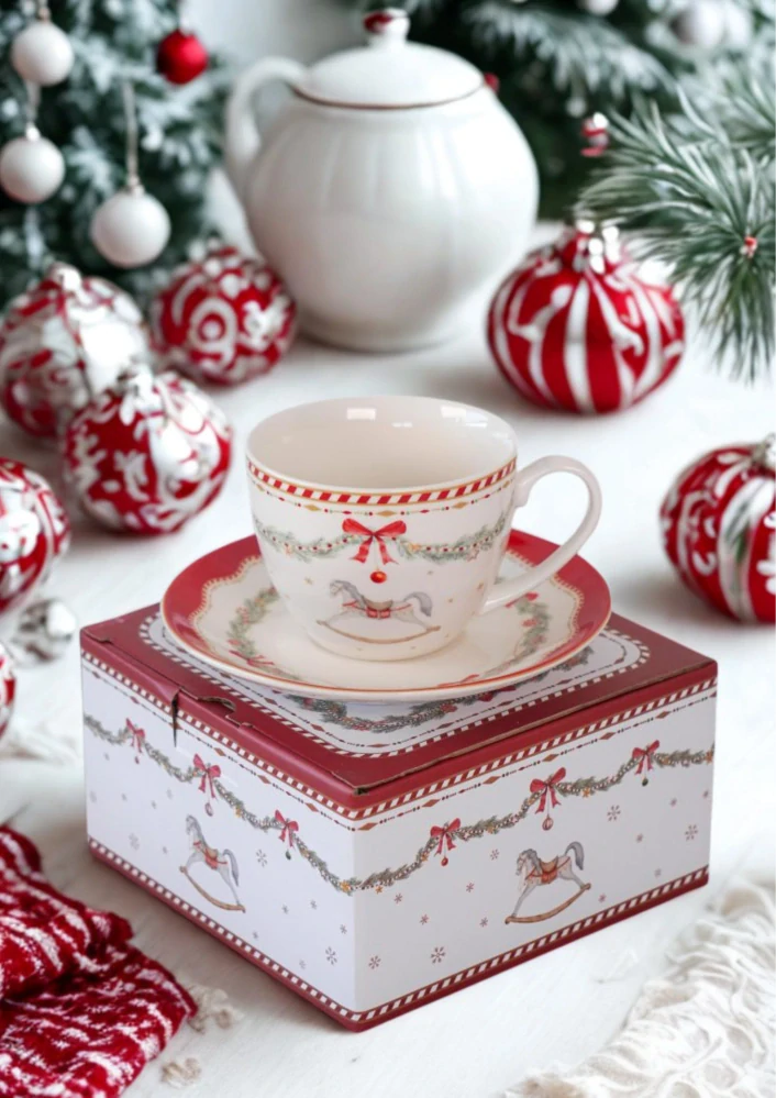 Vánoční porcelánový šálek s podšálkem Happy Holidays 250 ml