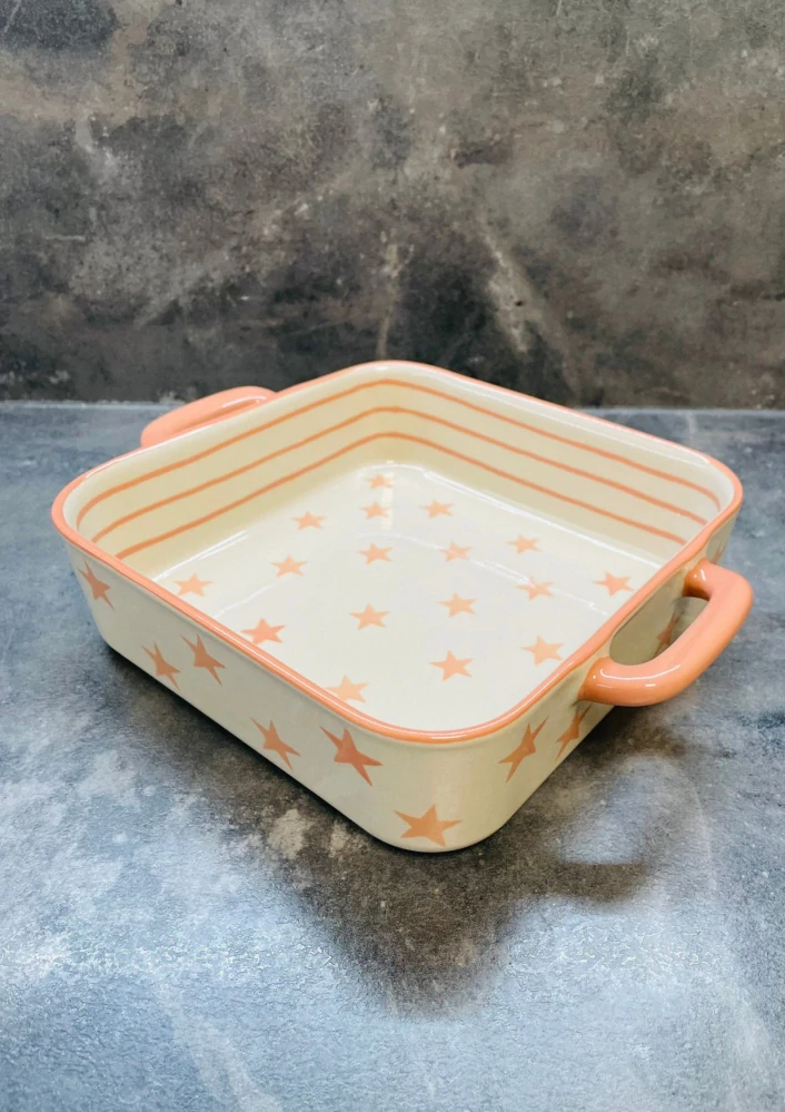 Keramická čtvercová zapékací mísa růžová s hvězdičkami 20 cm