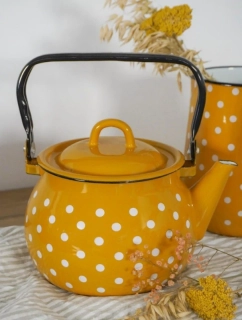 Smaltovaná konvice s puntíky hořčicová 2 500 ml 