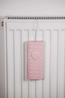 Keramický zvlhčovač – růžový se srdíčkem 250 ml | Isabelle Rose